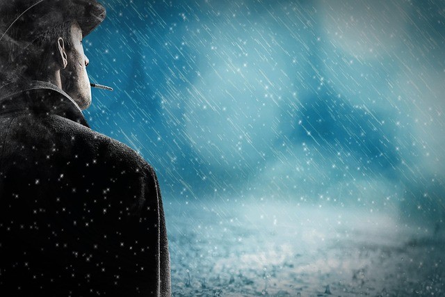 Detective privado esperando bajo la lluvia